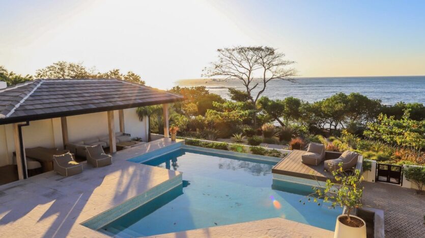 Langosta Beach Front Luxury Home